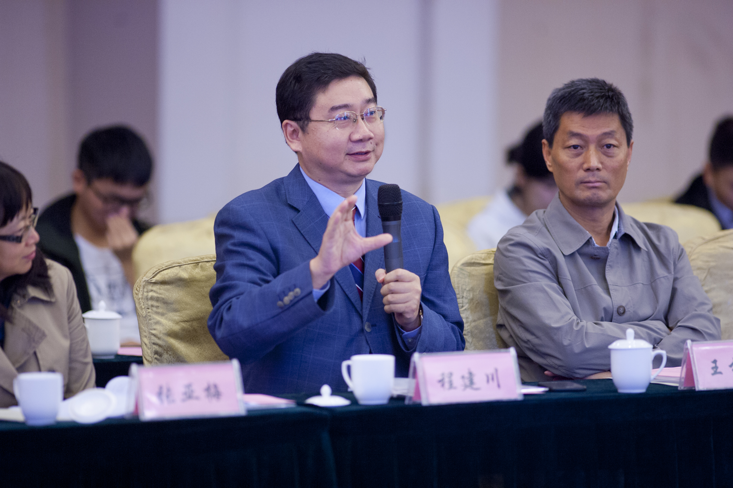 东南大学党委副书记,教育基金会副理事长郑家茂代表学校接受捐赠