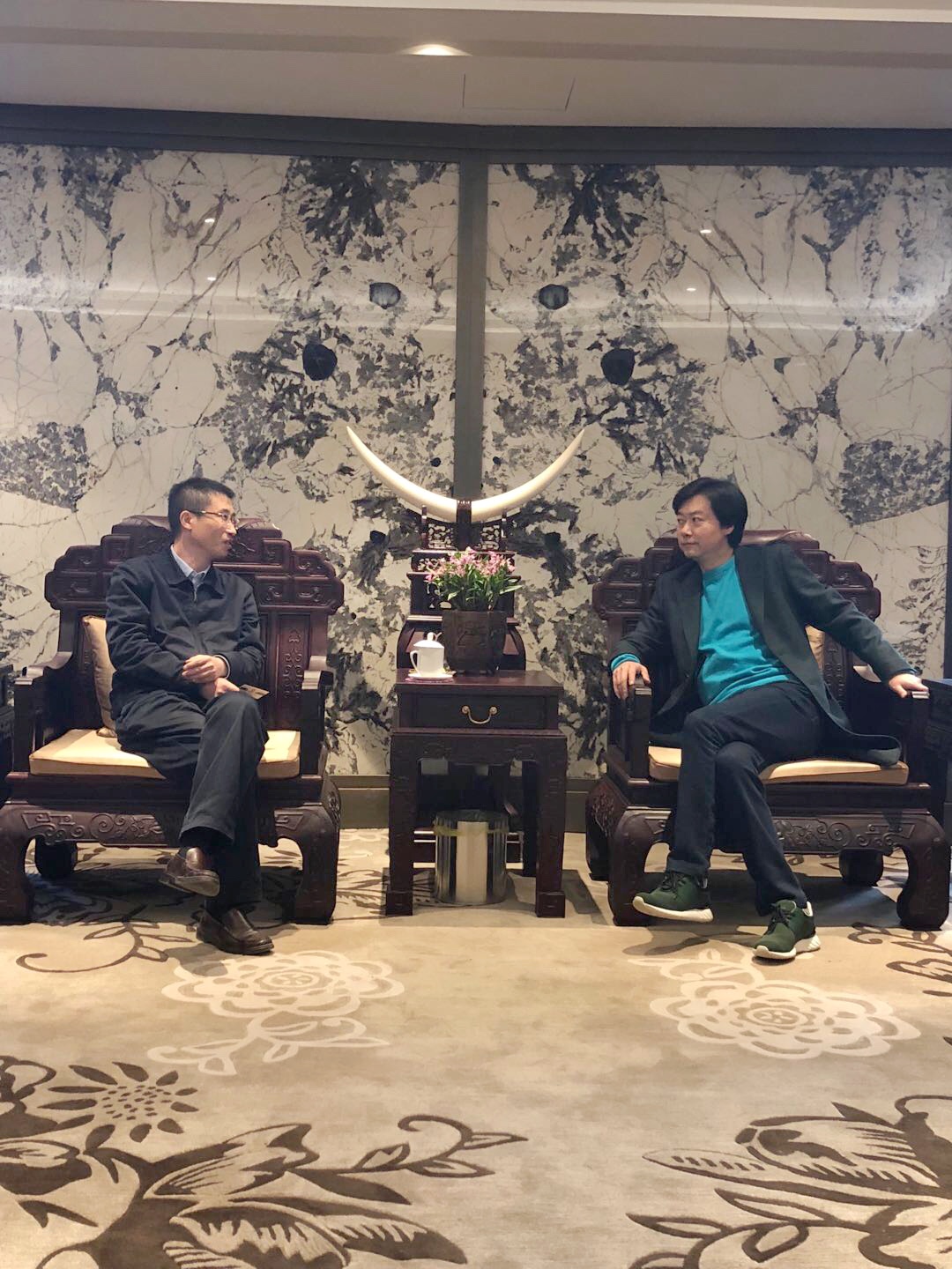 张广军校长(左,张建斌董事长(右)